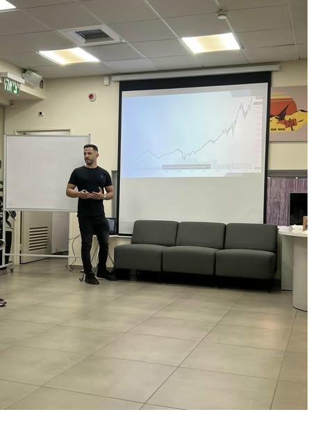 עמית מויאל מרצה — במה ומסך הצגה